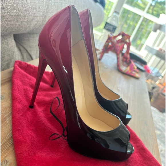 Christian Louboutin patent leather pump, peep toe stiletto heel. Size 37 - Picture 5 of 6